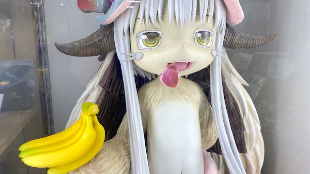 「メイドインアビス」の等身大ナナチ カツオのたたきを食べている