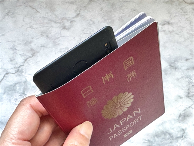 Eufy SmartTrack Cardをパスポートに挟んでみた