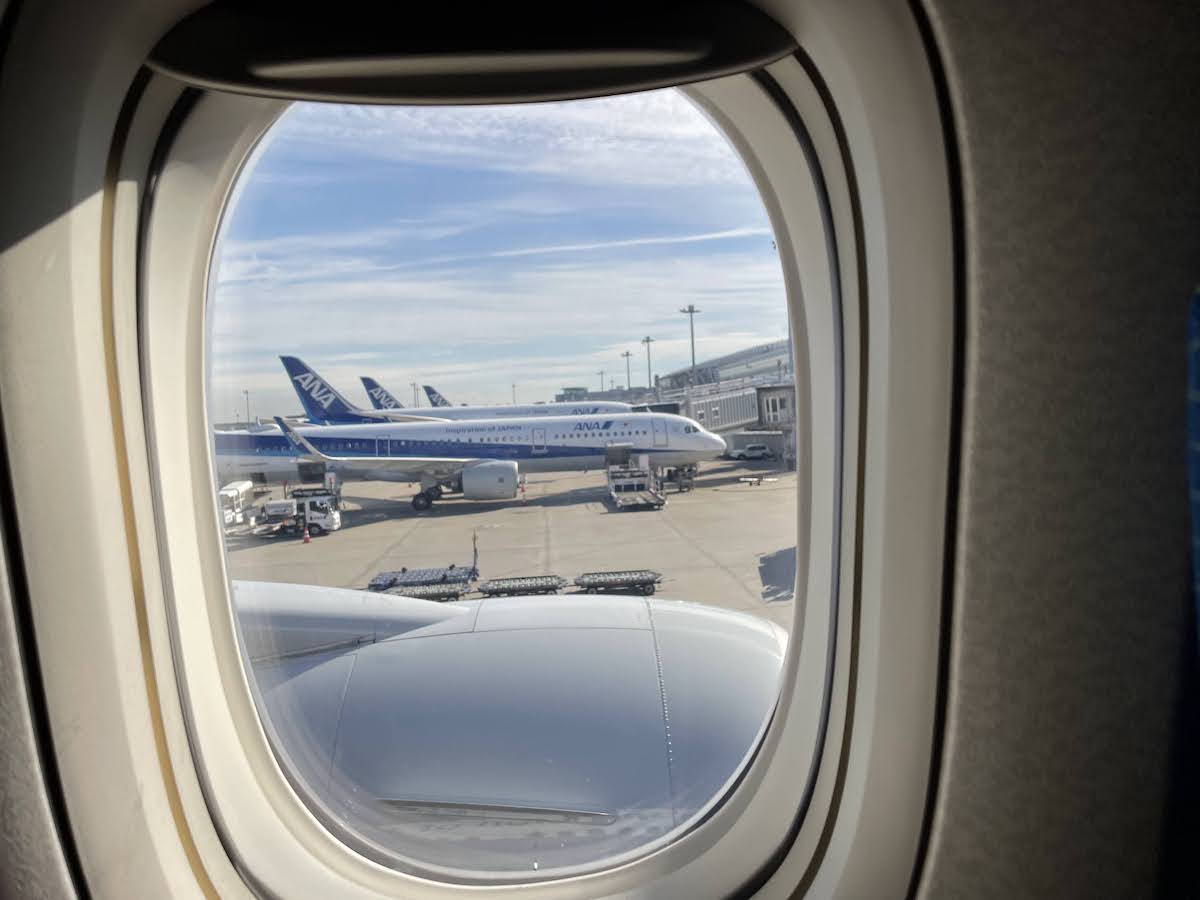 ©︎Toru Hanai 飛行機 機内 窓