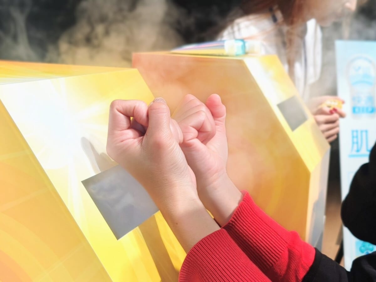 花王株式会社・ビオレ「ビオレUV アクアリッチ エアリーホールドクリーム(通称:呼吸感ベールUV)」スチームを当ててつけ心地を確認する体験