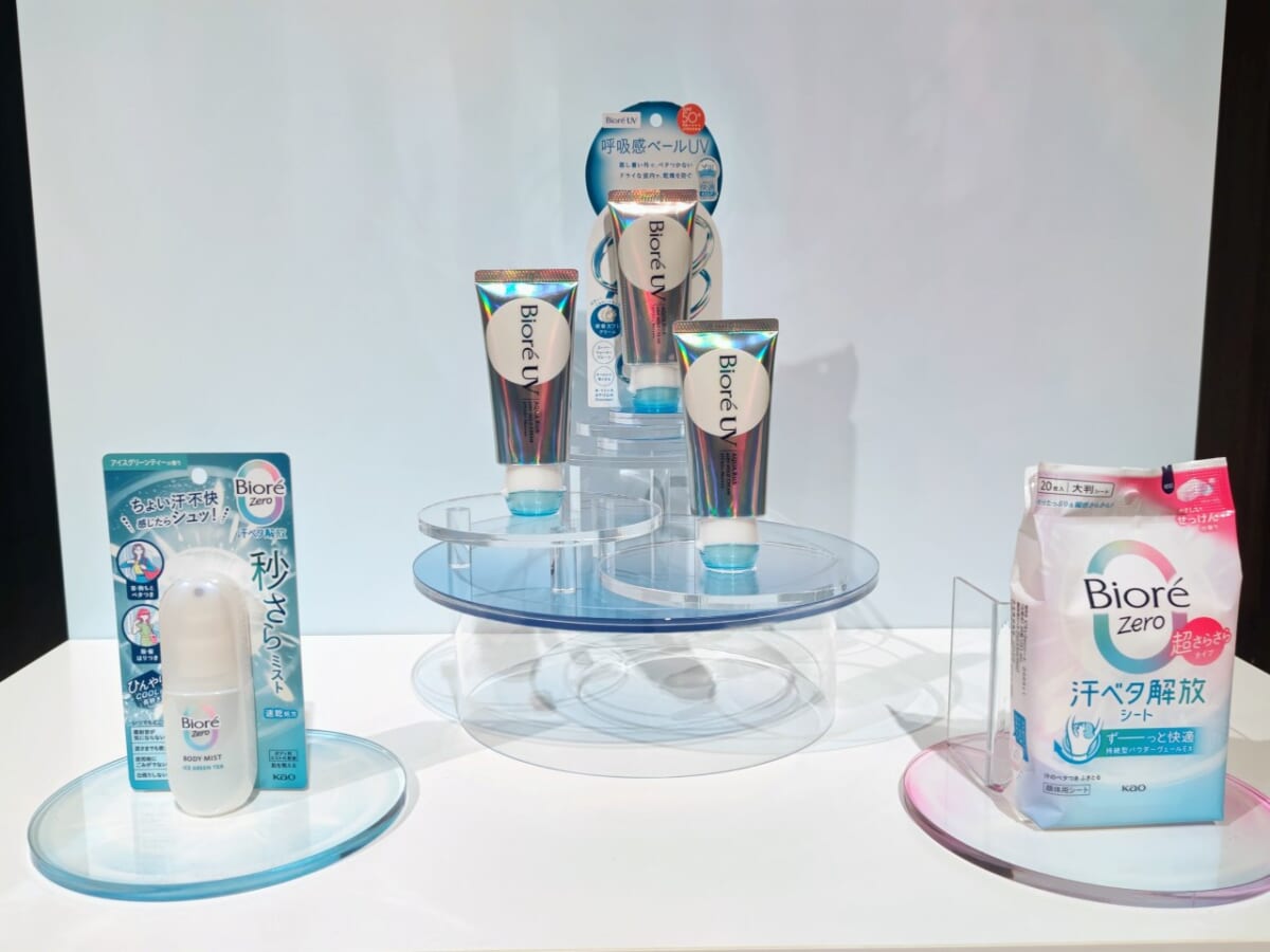 花王株式会社・ビオレ「ビオレUV アクアリッチ エアリーホールドクリーム(通称:呼吸感ベールUV)」「ビオレZero ミスト」「ビオレZero シート」ディスプレイ