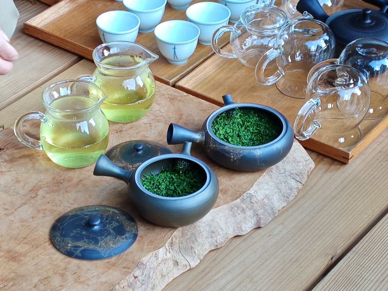静岡県静岡市・「志田島園」体験プログラム 「茶畑・わさび田＆縁側カフェ」テラス席でのお茶飲み比べ体験（手摘みやぶきた）2