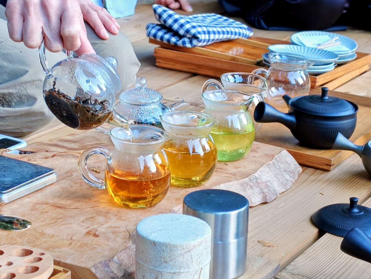 静岡県静岡市・「志田島園」体験プログラム 「茶畑・わさび田＆縁側カフェ」テラス席でのお茶飲み比べ体験2