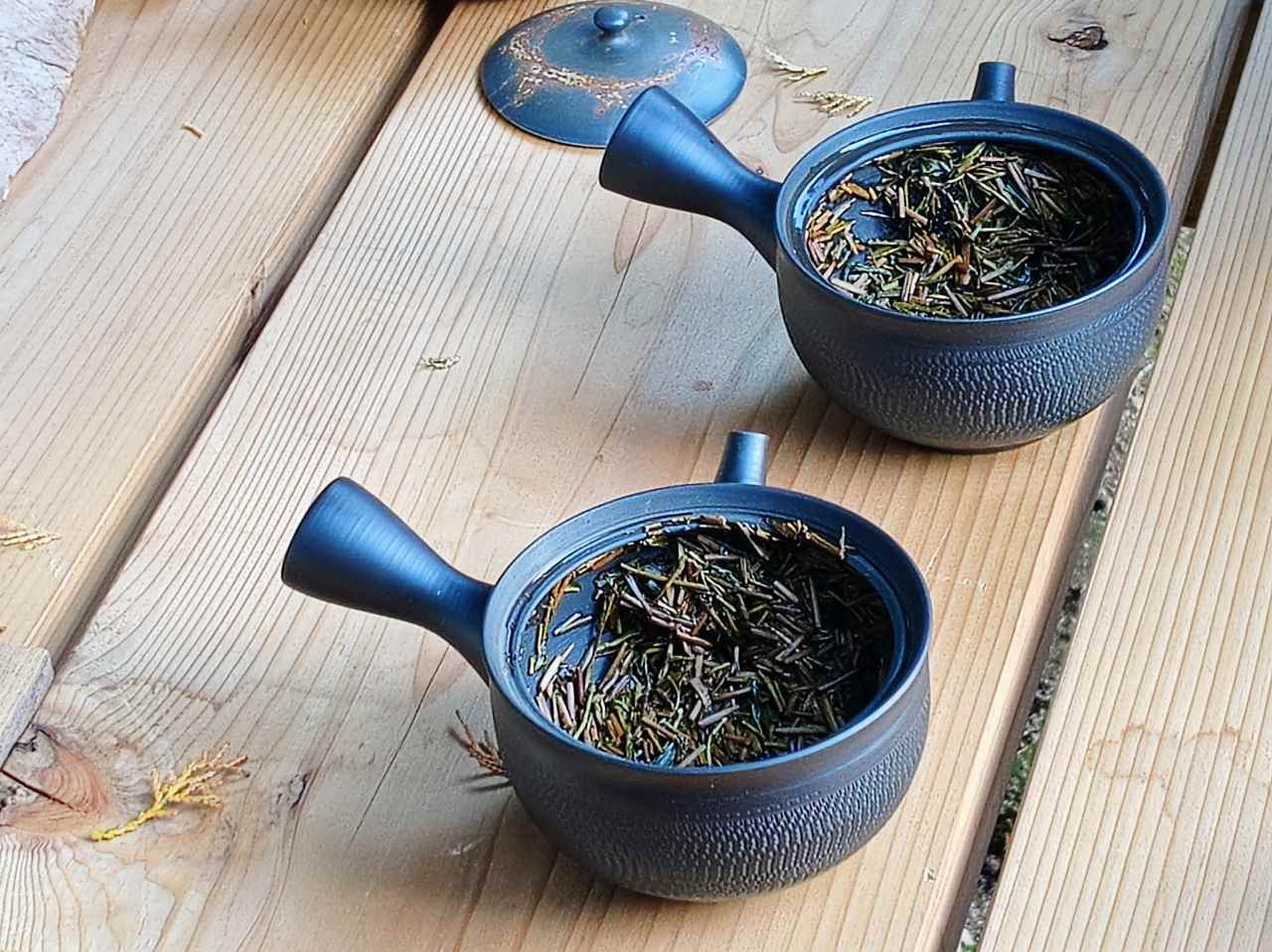 静岡県静岡市・「志田島園」体験プログラム 「茶畑・わさび田＆縁側カフェ」テラス席でのお茶飲み比べ体験（玉川ほうじ茶）2