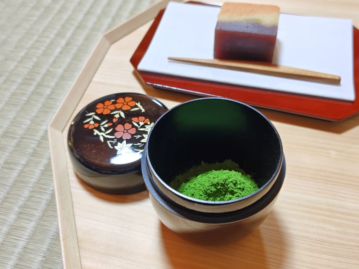 静岡県静岡市・駿府城公園内「紅葉山庭園茶室」点茶体験イベントの様子