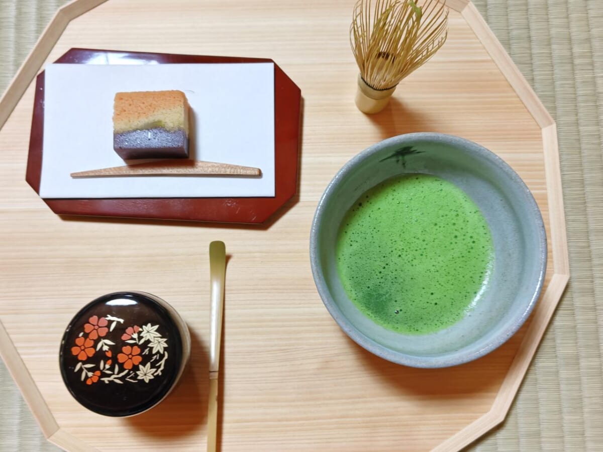 静岡県静岡市・駿府城公園内「紅葉山庭園茶室」点茶体験イベントの様子2