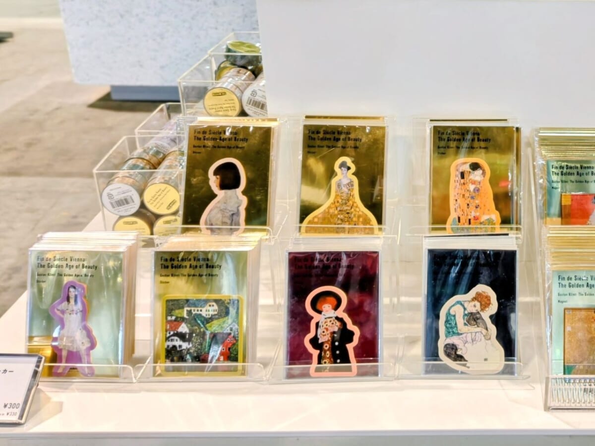 神奈川県横浜市・山下ふ頭4号上屋、2025年12月20日（土）～2026年3月31日（火）「THE MOVEUM YOKOHAMA by TOYOTA GROUP」オリジナルグッズ（ダイカットステッカー）