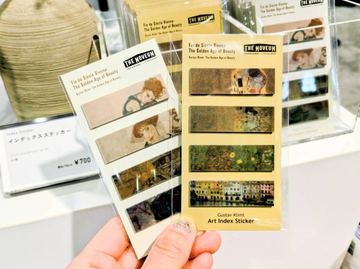 神奈川県横浜市・山下ふ頭4号上屋、2025年12月20日（土）～2026年3月31日（火）「THE MOVEUM YOKOHAMA by TOYOTA GROUP」オリジナルグッズ（インデックスステッカー）