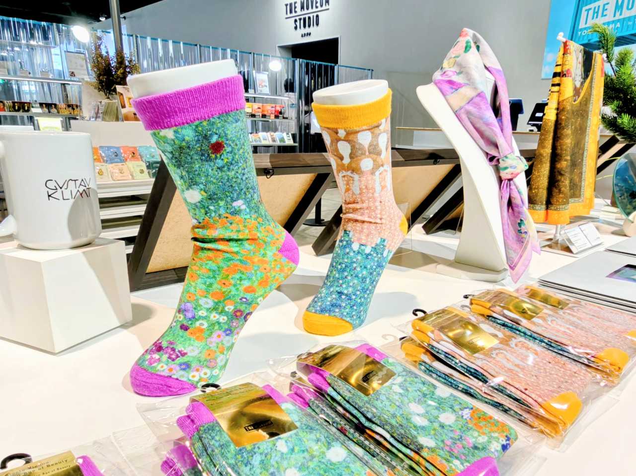 神奈川県横浜市・山下ふ頭4号上屋、2025年12月20日（土）～2026年3月31日（火）「THE MOVEUM YOKOHAMA by TOYOTA GROUP」オリジナルグッズ（アートソックス、スカーフ）
