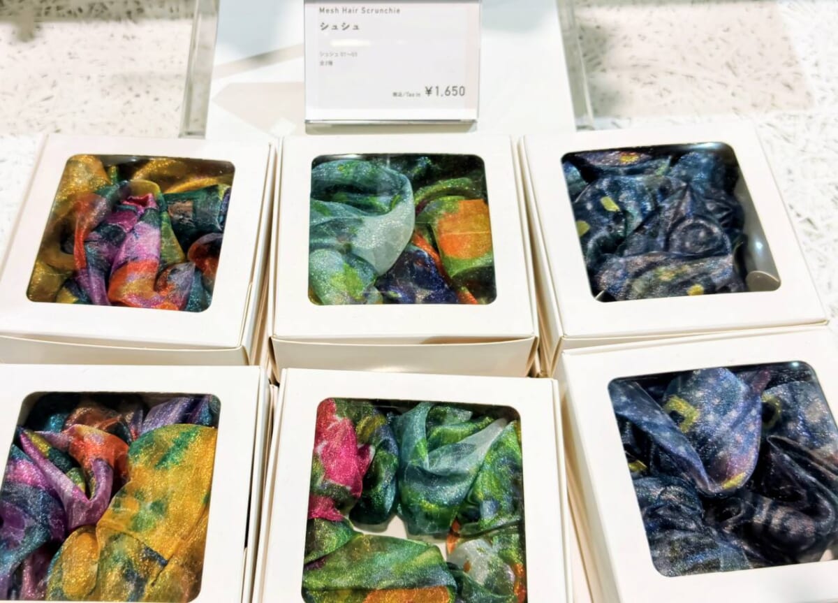 神奈川県横浜市・山下ふ頭4号上屋、2025年12月20日（土）～2026年3月31日（火）「THE MOVEUM YOKOHAMA by TOYOTA GROUP」オリジナルグッズ（シュシュ）