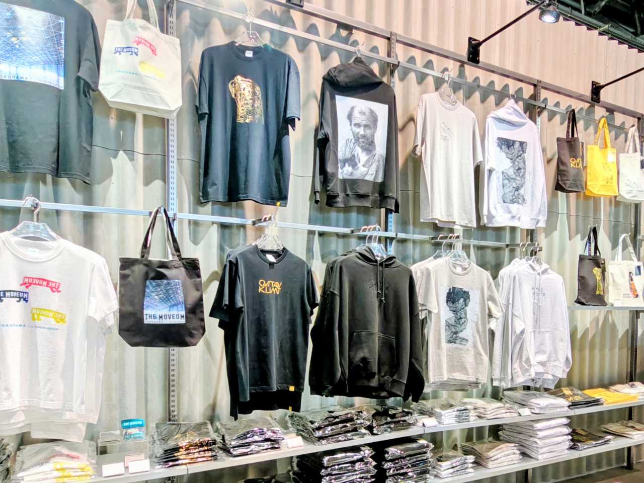 神奈川県横浜市・山下ふ頭4号上屋、2025年12月20日（土）～2026年3月31日（火）「THE MOVEUM YOKOHAMA by TOYOTA GROUP」オリジナルグッズ（衣類系、トートバッグ）