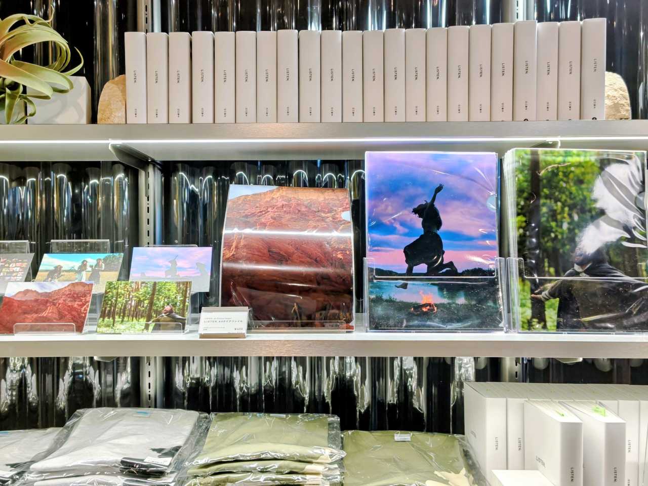 神奈川県横浜市・山下ふ頭4号上屋、2025年12月20日（土）～2026年3月31日（火）「THE MOVEUM YOKOHAMA by TOYOTA GROUP」LISTEN.グッズコーナー