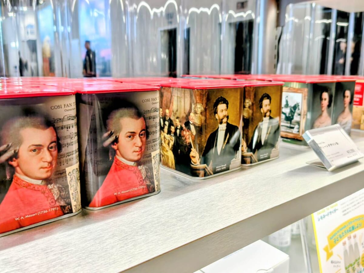 神奈川県横浜市・山下ふ頭4号上屋、2025年12月20日（土）～2026年3月31日（火）「THE MOVEUM YOKOHAMA by TOYOTA GROUP」老舗紅茶ブランド・デンメアティーハウス「ウィーンデザイン缶（紅茶）」数量限定