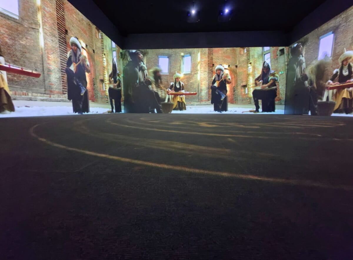 神奈川県横浜市・山下ふ頭4号上屋、2025年12月20日（土）～2026年3月31日（火）「THE MOVEUM YOKOHAMA by TOYOTA GROUP」スタジオプログラム「LISTEN. ONE MOMENT」2