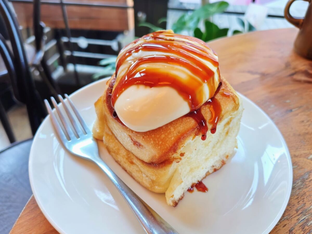 埼玉県川口市・プラントベース・カフェ「1110 CAFE/BAKERY」ロールパン（オリジナルキャラメルロール）