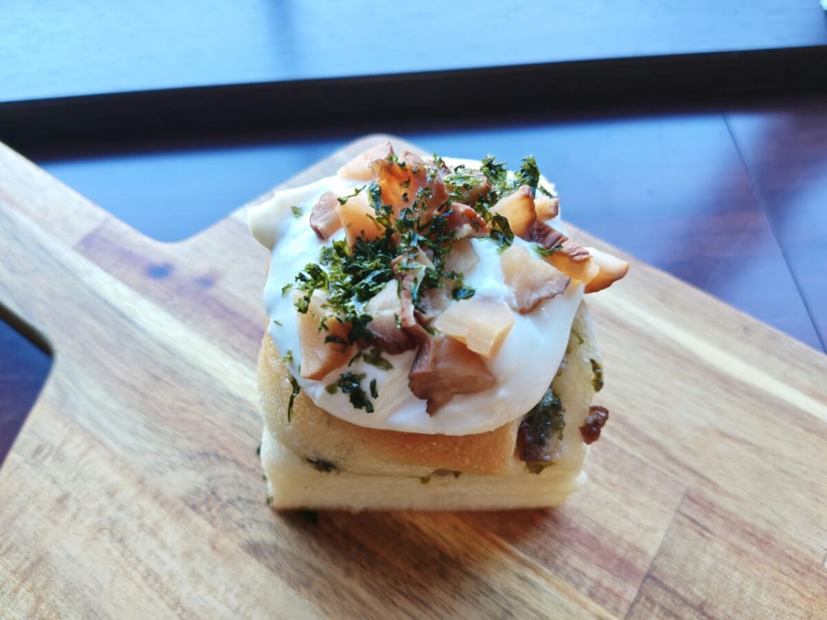 埼玉県川口市・プラントベース・カフェ「1110 CAFE/BAKERY」ロールパン（アオサ・いぶりがっことクリームチーズロール）