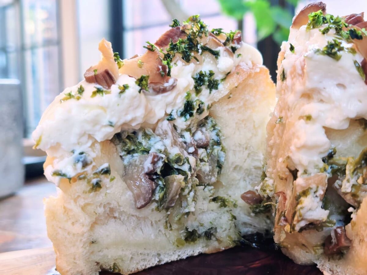 埼玉県川口市・プラントベース・カフェ「1110 CAFE/BAKERY」ロールパン（アオサ・いぶりがっことクリームチーズロール）2