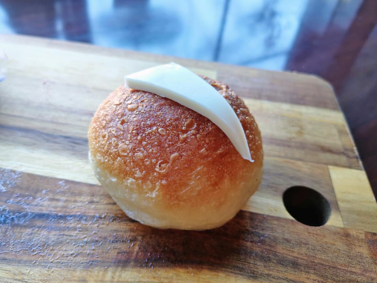 埼玉県川口市・プラントベース・カフェ「1110 CAFE/BAKERY」ロールパン（ローズソルトバターロール）