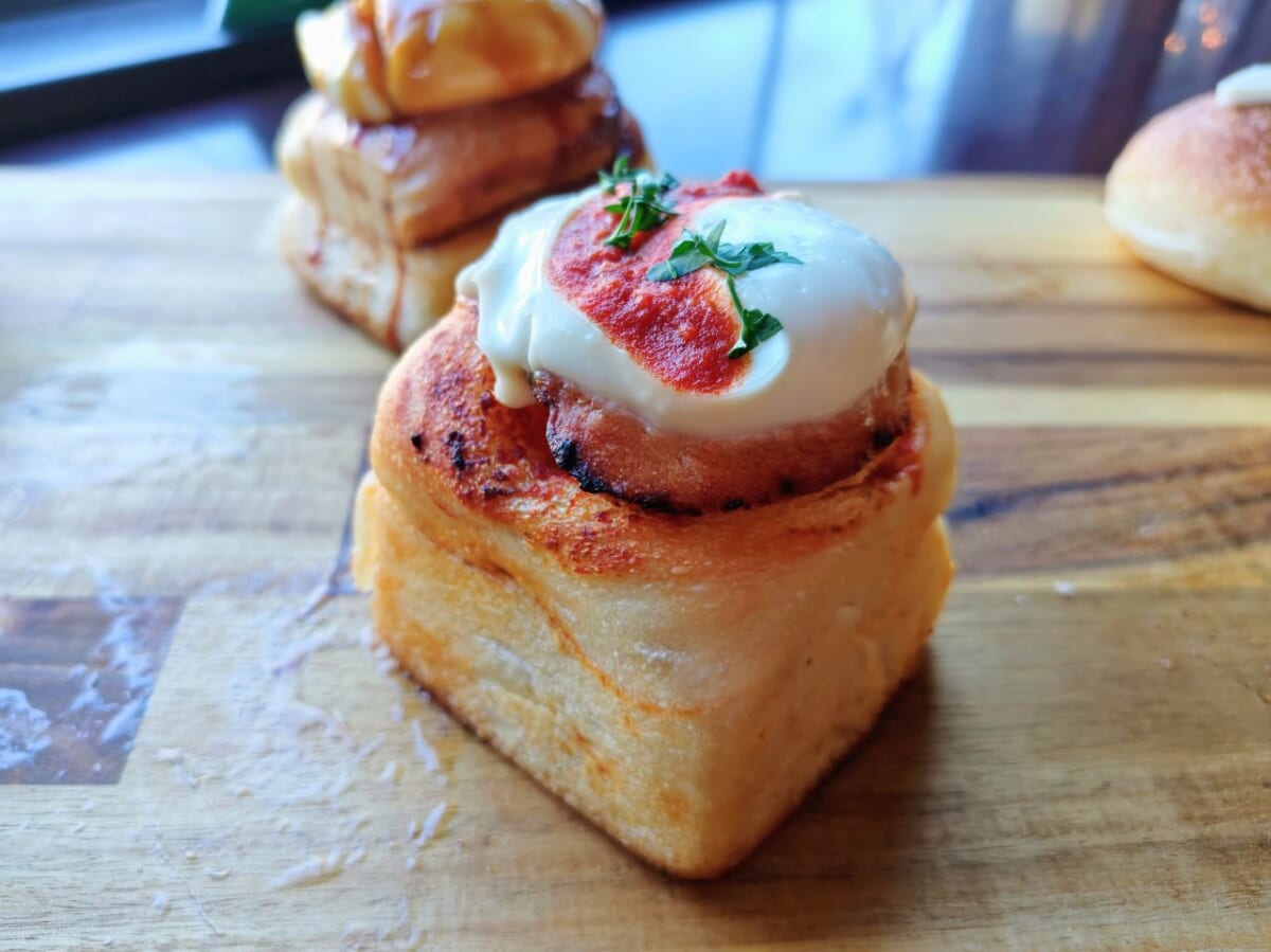 埼玉県川口市・プラントベース・カフェ「1110 CAFE/BAKERY」ロールパン（フレッシュトマトロール）