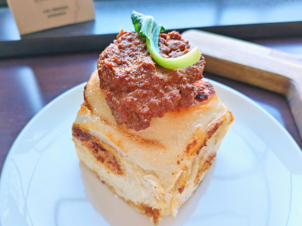 埼玉県川口市・プラントベース・カフェ「1110 CAFE/BAKERY」ロールパン（スパイシーカリーロール）