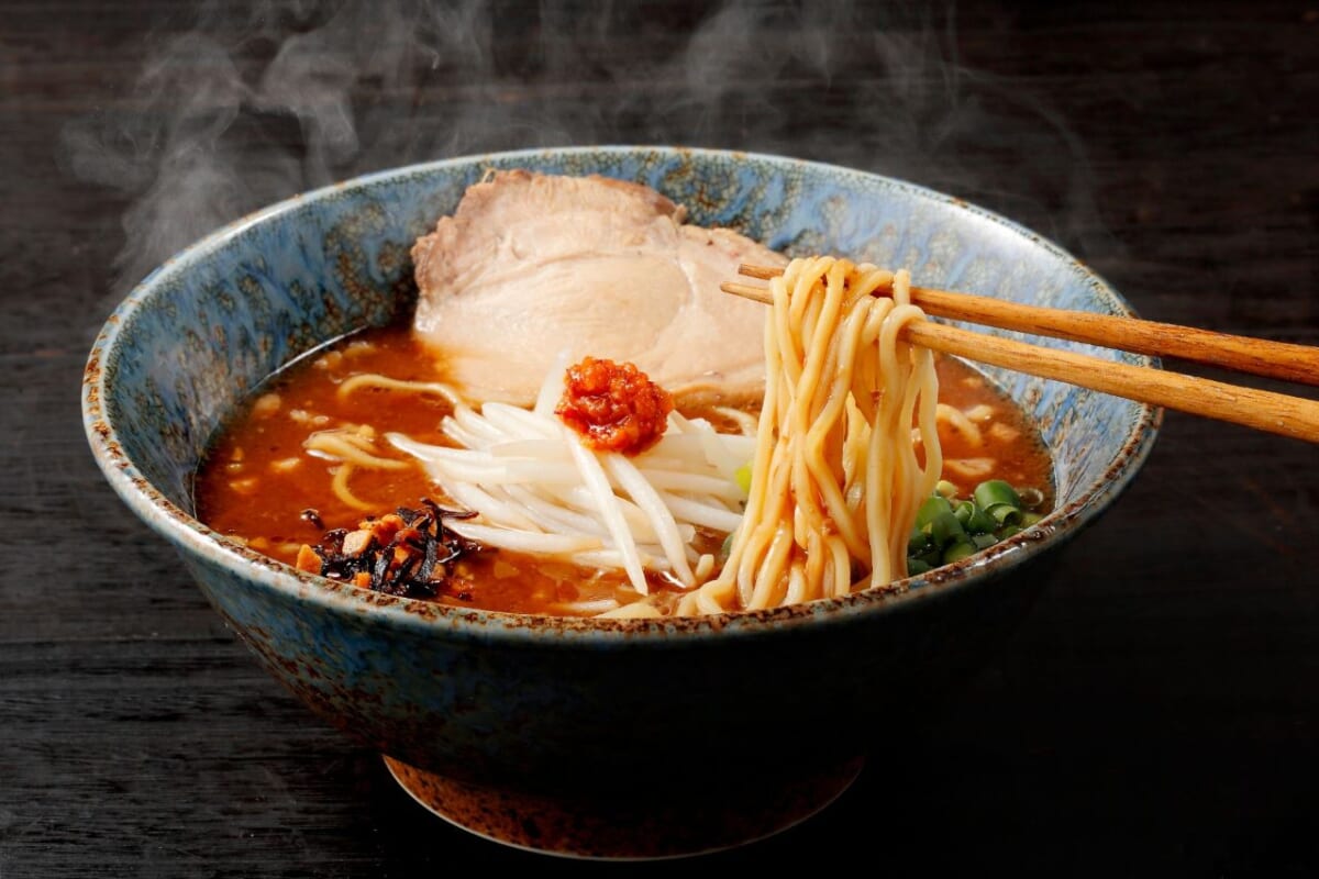 【味噌ラーメンがクレーンゲームの景品に！？】「ラーメン札幌一粒庵」がアミューズメントパーク万代4店舗に初登場