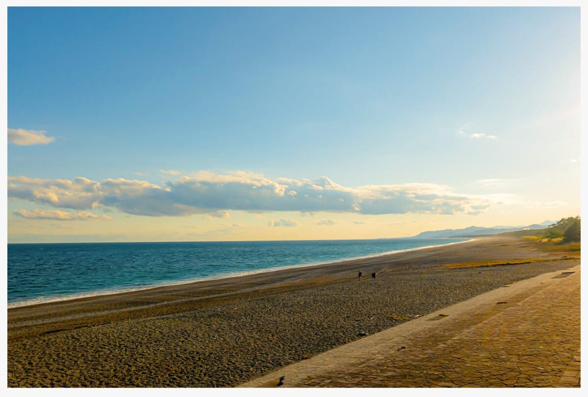 夕焼けに染まる七里御浜