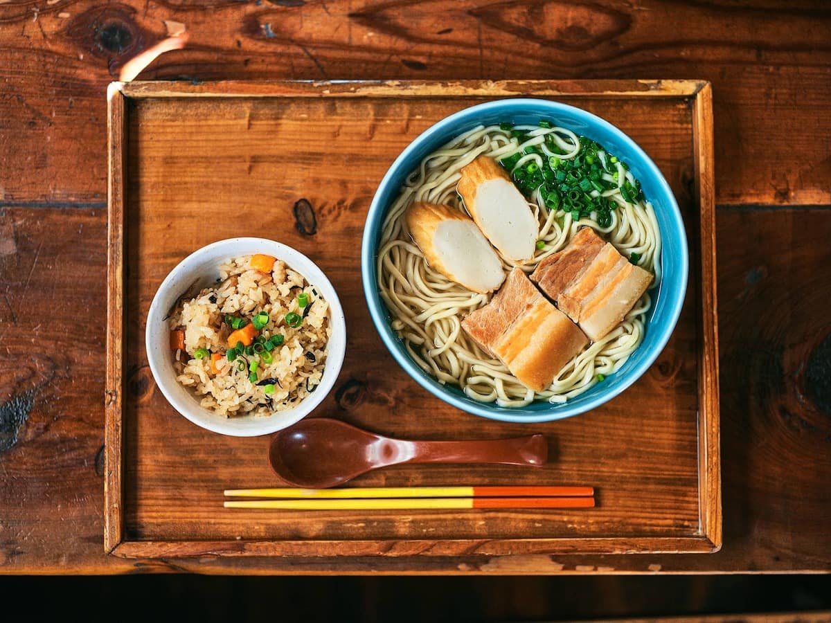 2026年日本全国にオープンする新施設 那覇・泊港直結「サウスゲートホテル沖縄」 レストラン　那覇の名店「OKINAWA SOBA EIBUN」監修の沖縄そば