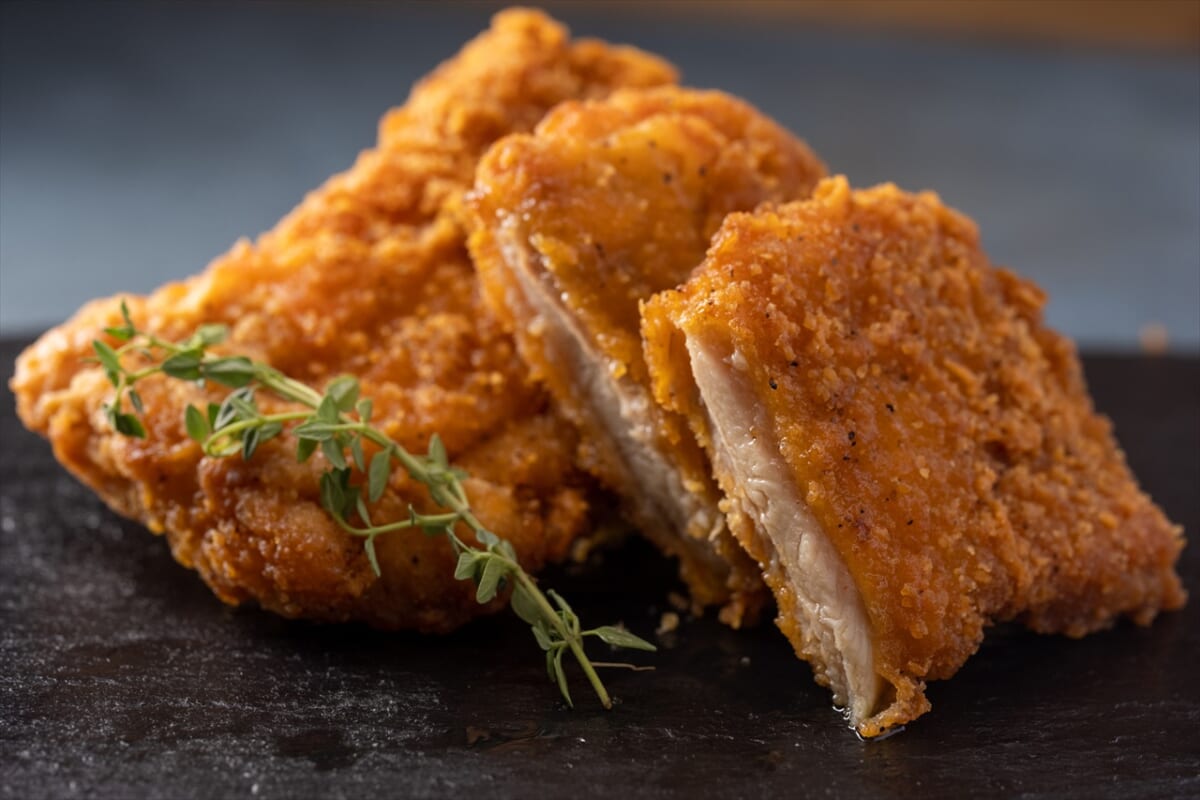 【実はソレ沖縄が発祥！】全国的な人気を誇る「ファミチキ」や空手など！各スポットの観光情報も紹介