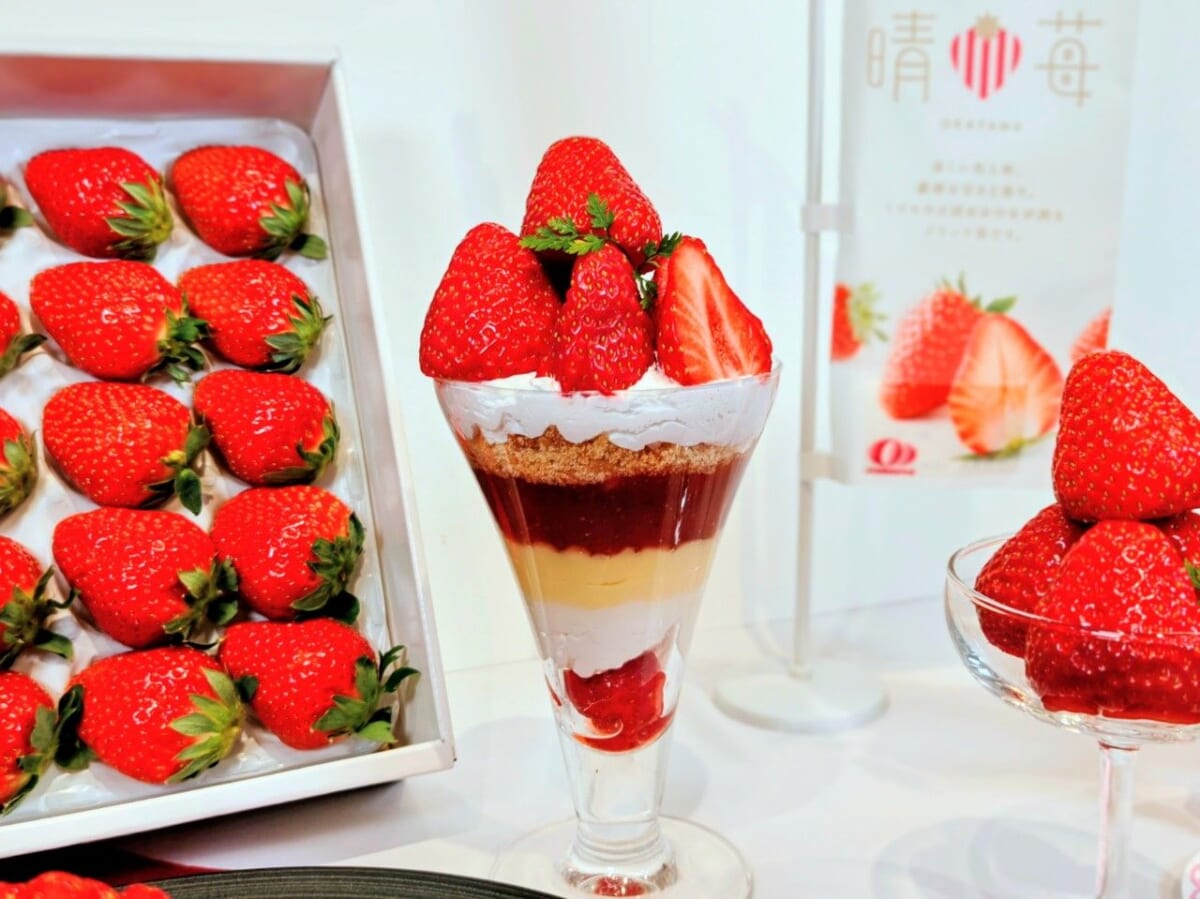 東京都港区・「とっとり・おかやま新橋館（2階ビストロ・カフェ「ももてなし家）」の「晴苺スイーツフェア2026」晴苺パフェ