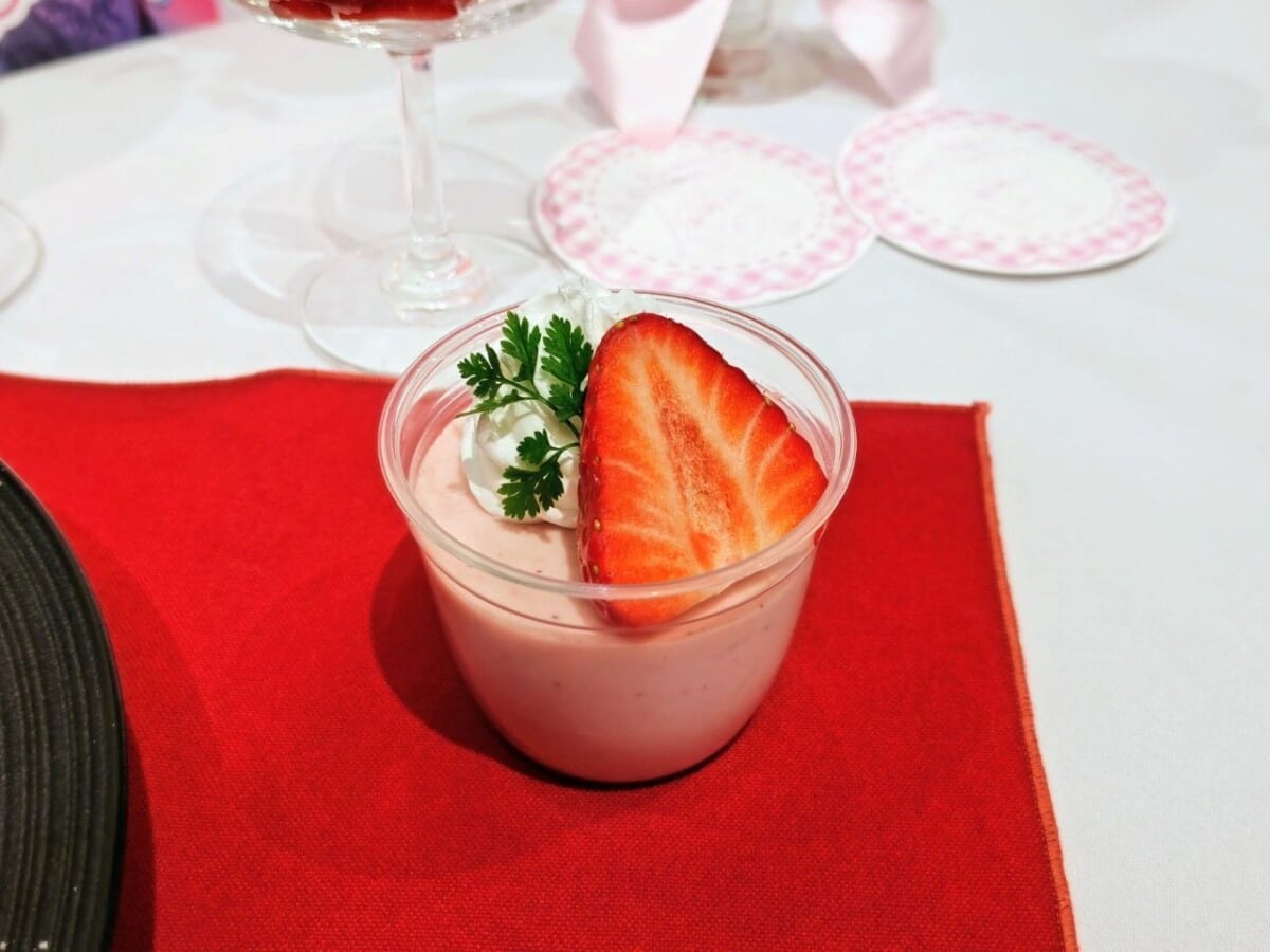 東京都港区・「とっとり・おかやま新橋館（2階ビストロ・カフェ「ももてなし家）」の「晴苺スイーツフェア2026」晴苺ババロア