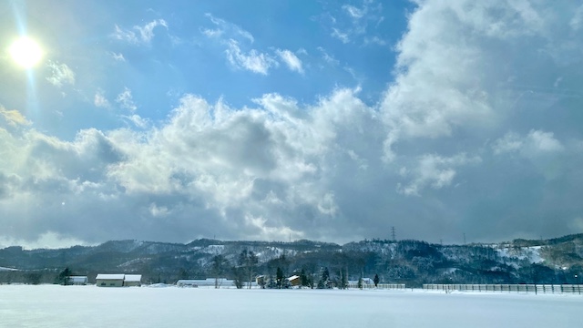 北海道ニセコ・花園にオープンした「シャレーアイビーワイス」車窓から　ニセコの雪景色
