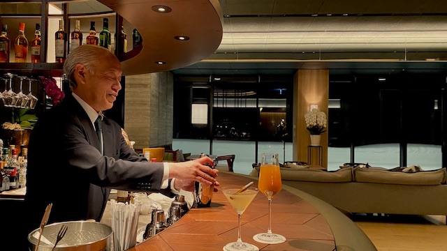 北海道ニセコ・花園にオープンした「シャレーアイビーワイス」バー　バーテン1