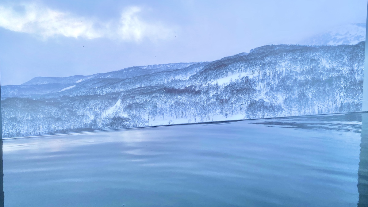 北海道ニセコ・花園にオープンした「シャレーアイビーワイス」インフィニティ温泉 冬 2