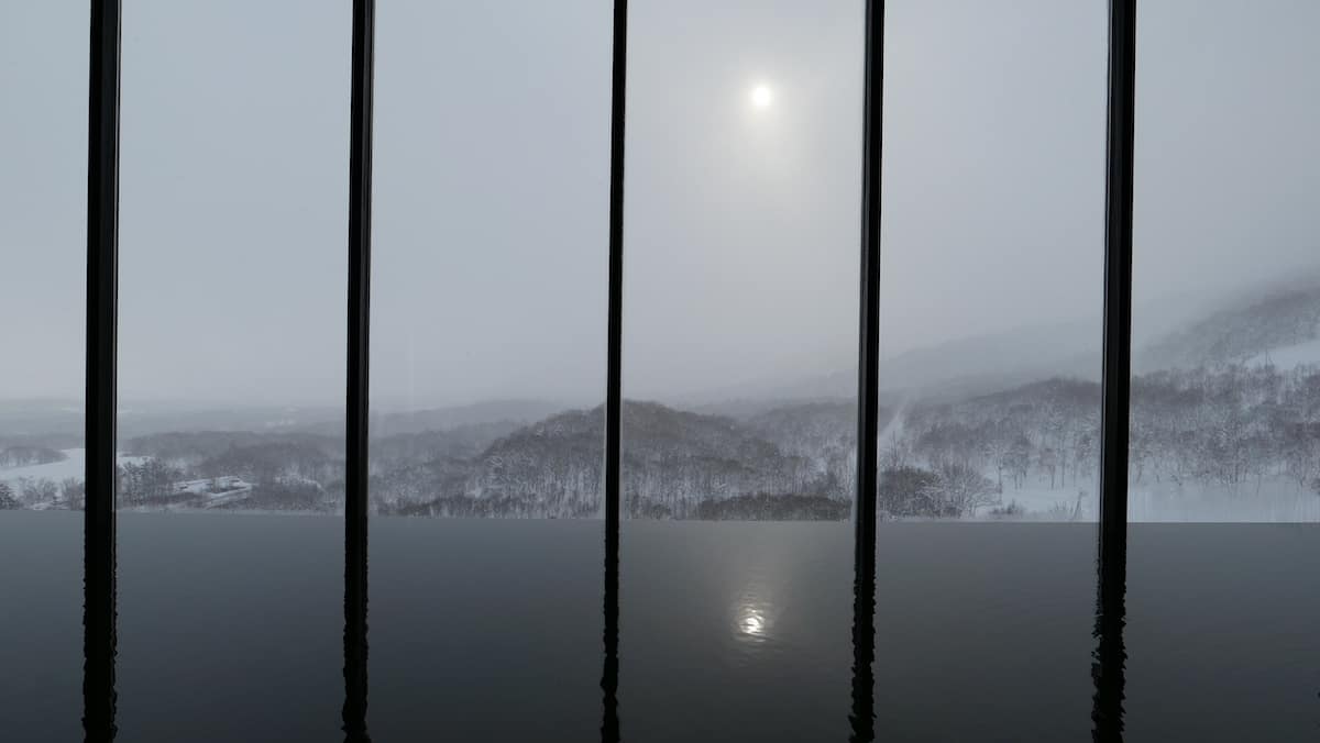 北海道ニセコ・花園にオープンした「シャレーアイビーワイス」インフィニティ温泉　冬4 内風呂