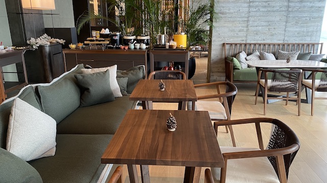 北海道ニセコ・花園にオープンした「シャレーアイビーワイス」オールデイダイニング レストラン