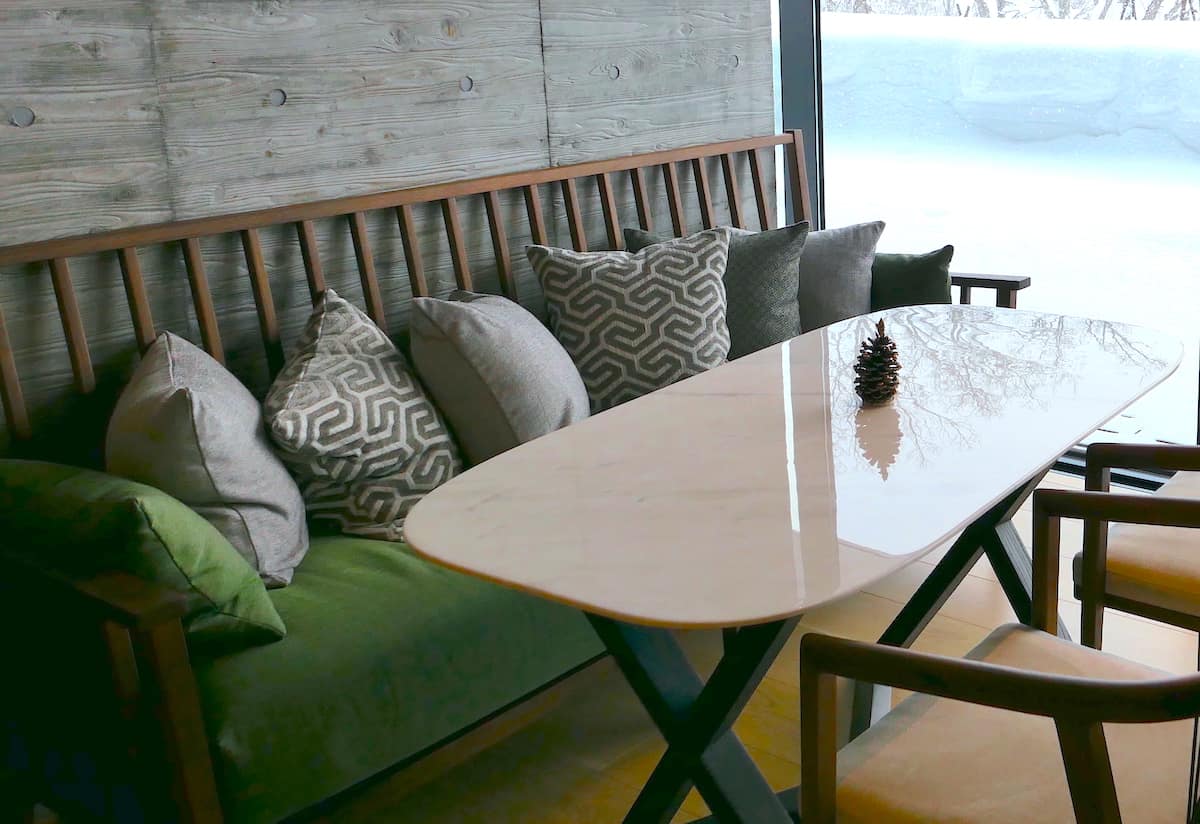 北海道ニセコ・花園にオープンした「シャレーアイビーワイス」オールデイダイニング　インテリア