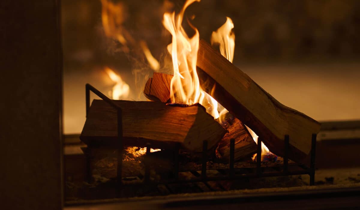 シャレーアイビーワイス ロビー ラウンジ 焚き火 薪ストーブ