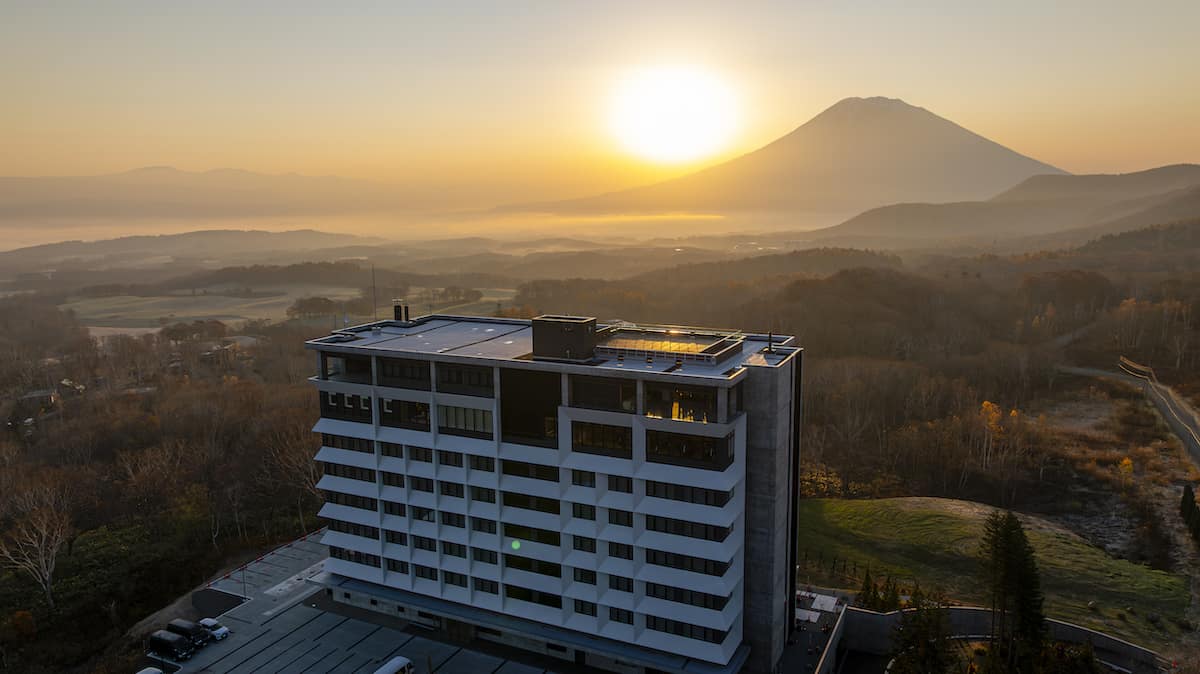 北海道ニセコ・花園にオープンした「シャレーアイビーワイス」外観　羊蹄山　シルエット