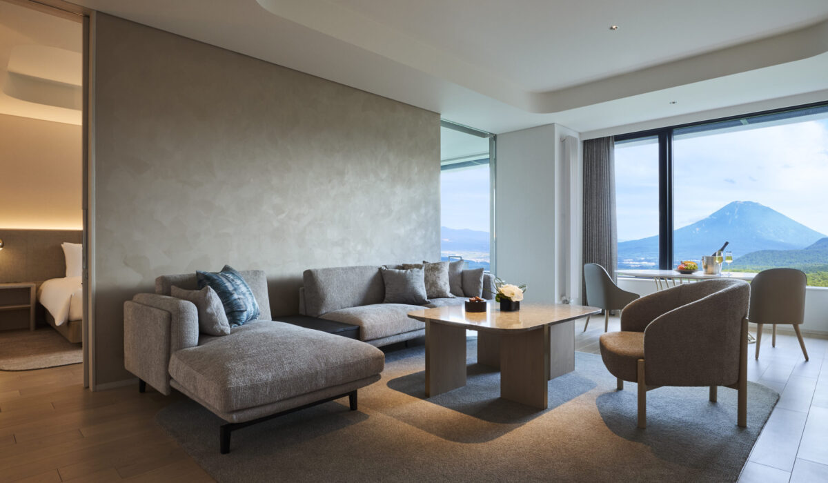 北海道ニセコ・花園にオープンした「シャレーアイビーワイス」客室 Corner Onsen Suite 1