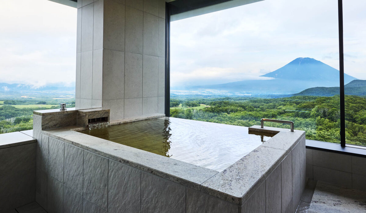 北海道ニセコ・花園にオープンした「シャレーアイビーワイス」客室 Corner Onsen Suite5