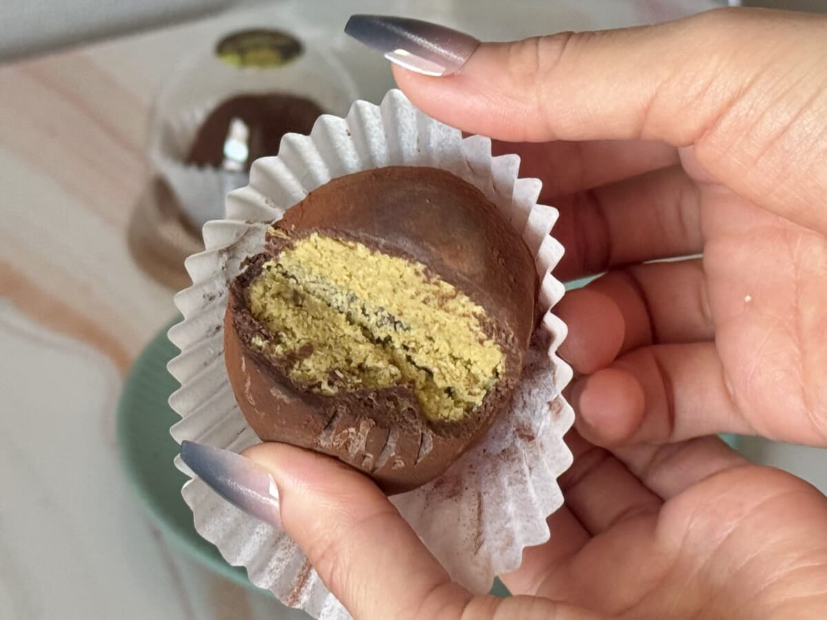 ドバイもちクッキー ピスタチオ 50g」断面