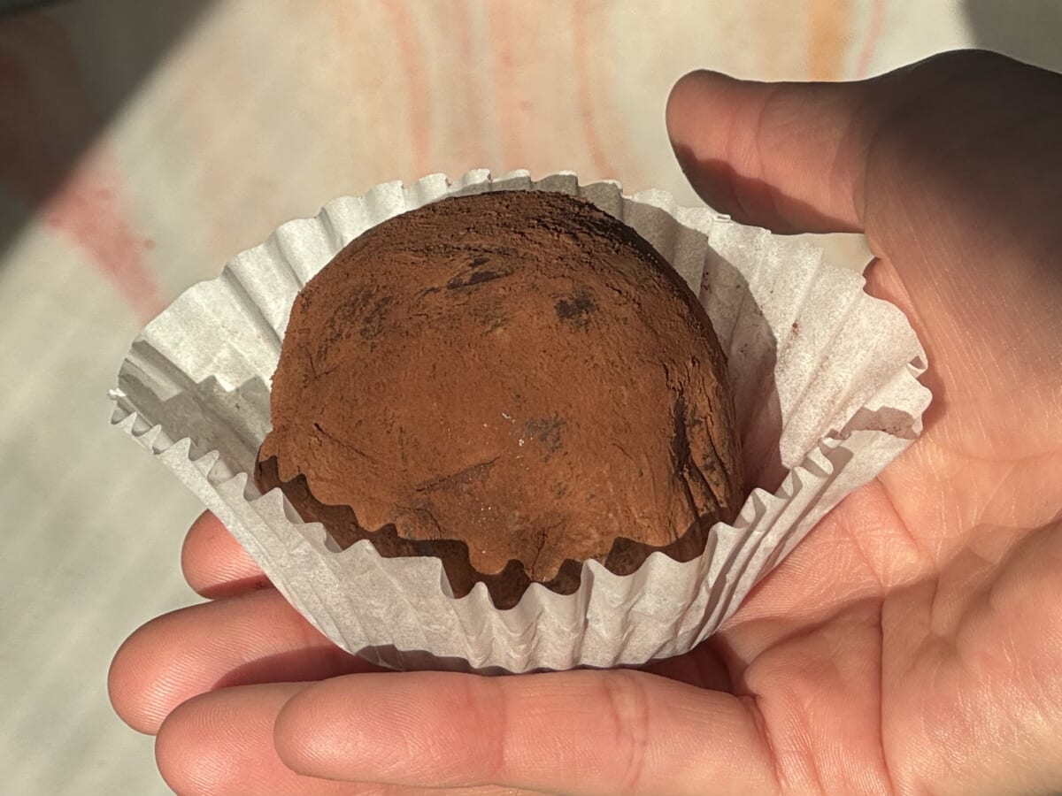 「ドバイもちクッキー ピスタチオ 100g」を手に持った様子