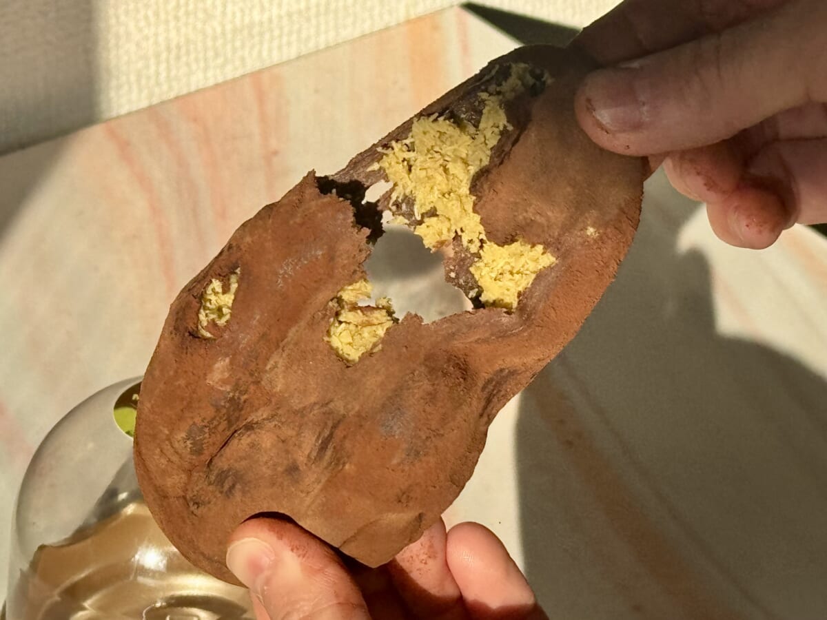 「ドバイもちクッキー ピスタチオ 100g」を伸ばしている様子