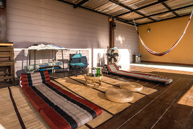 Koenji Guest House & Bar Chiang Mai屋上のチルスペース