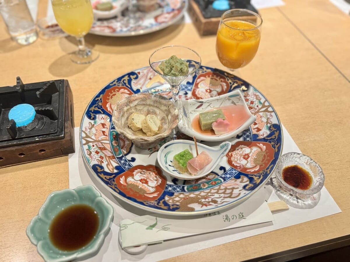 茶会皿(前菜)「筍木の芽和え、桜海老鶯寄せ、蛤進上湯葉巻、生ハムチーズ、蓬豆腐」