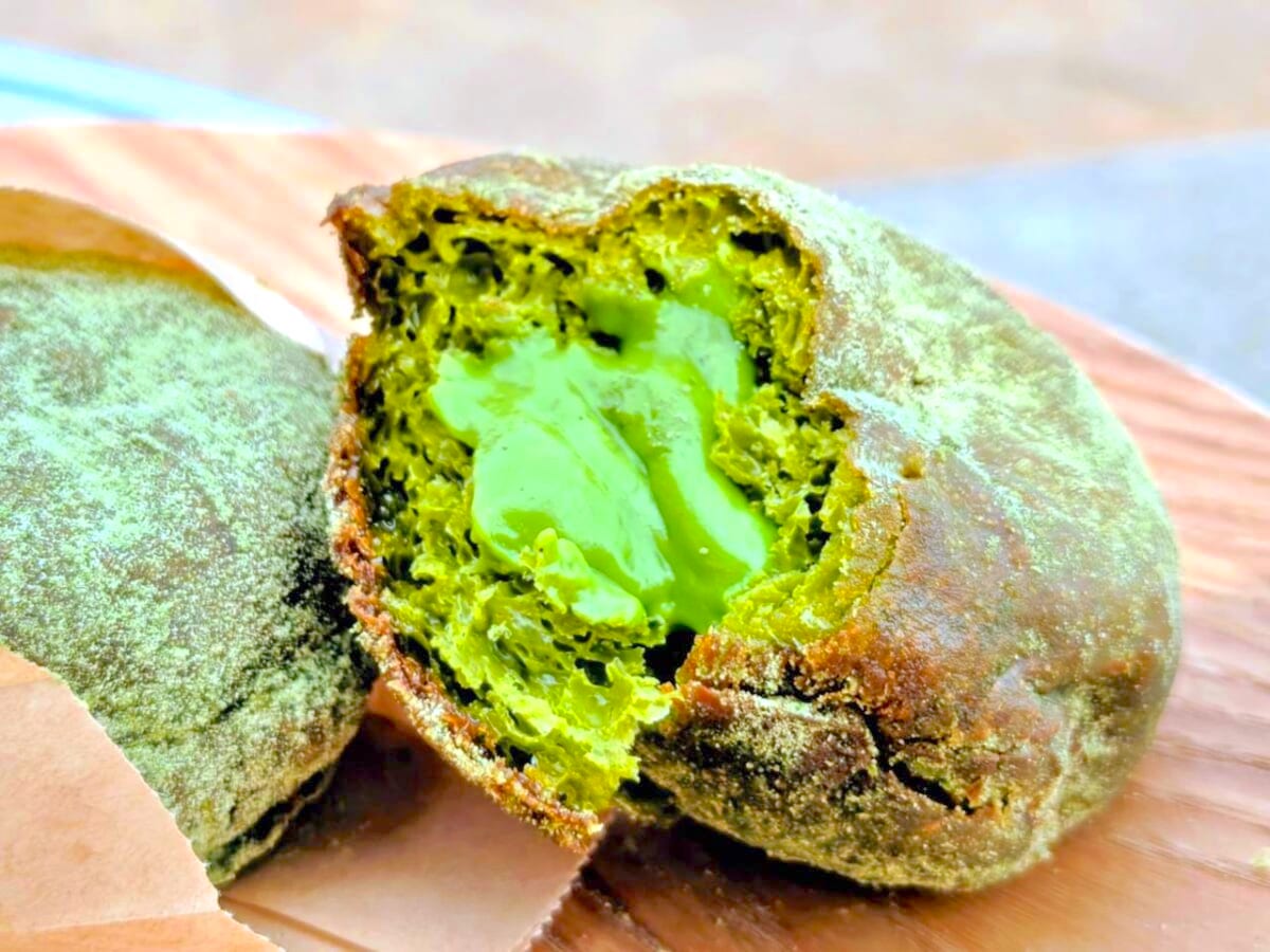 静岡県牧之原市・道の駅 そらっと牧之原「さとりベーカリー」お濃茶クリーム生ドーナツ　断面