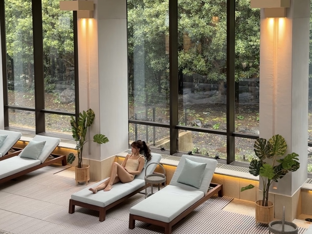 赤沢温泉「赤沢スパ」のプールサイドでソファーに座る水着の女性