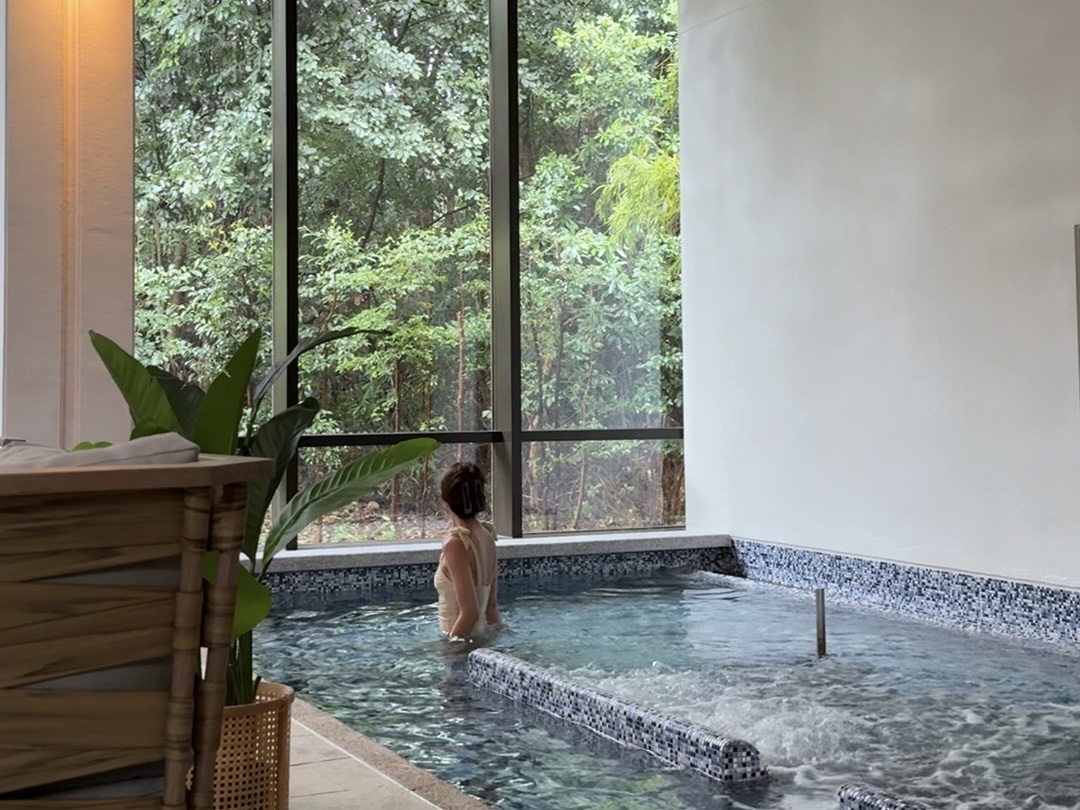 赤沢温泉「赤沢スパ」のプールに入る女性