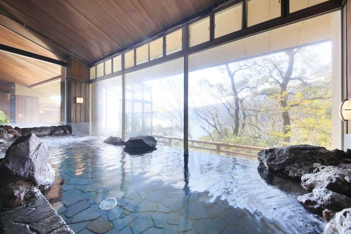 「赤沢温泉ホテル」大浴場「岩風呂内湯」の様子