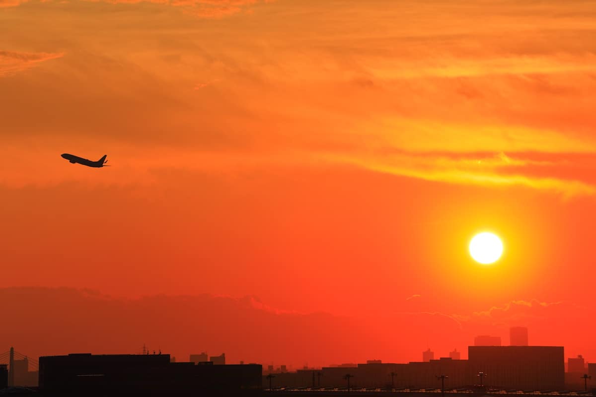 羽田空港　第1ターミナルの展望デッキ　夕焼けと飛行機